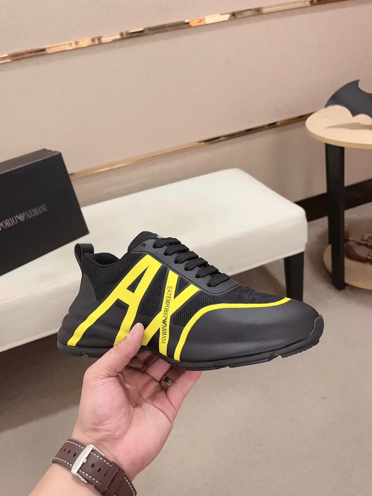 Emporio Armani حذاء رياضي أسود أصفر شبكة وصناعي أعلى جرافيك لوجو جريء 4