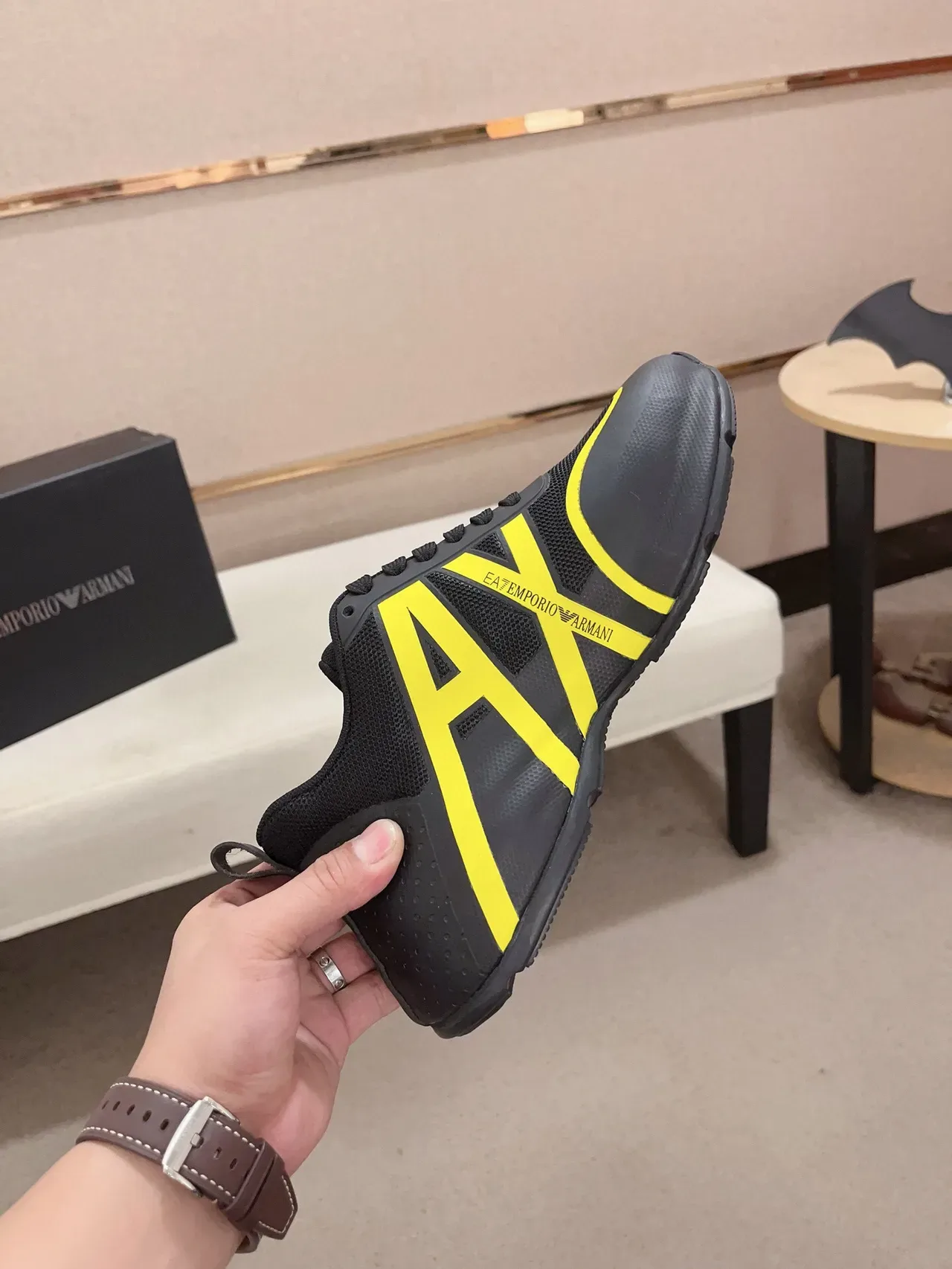 Emporio Armani حذاء رياضي أسود أصفر شبكة وصناعي أعلى جرافيك لوجو جريء 5