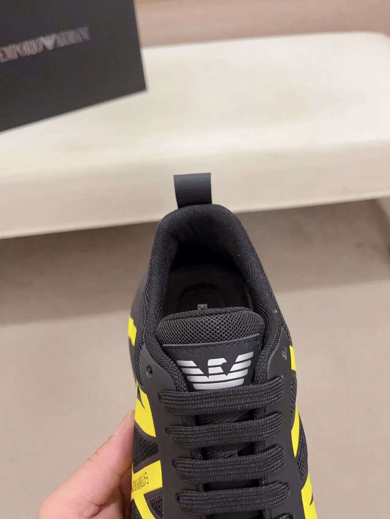 Emporio Armani حذاء رياضي أسود أصفر شبكة وصناعي أعلى جرافيك لوجو جريء 6
