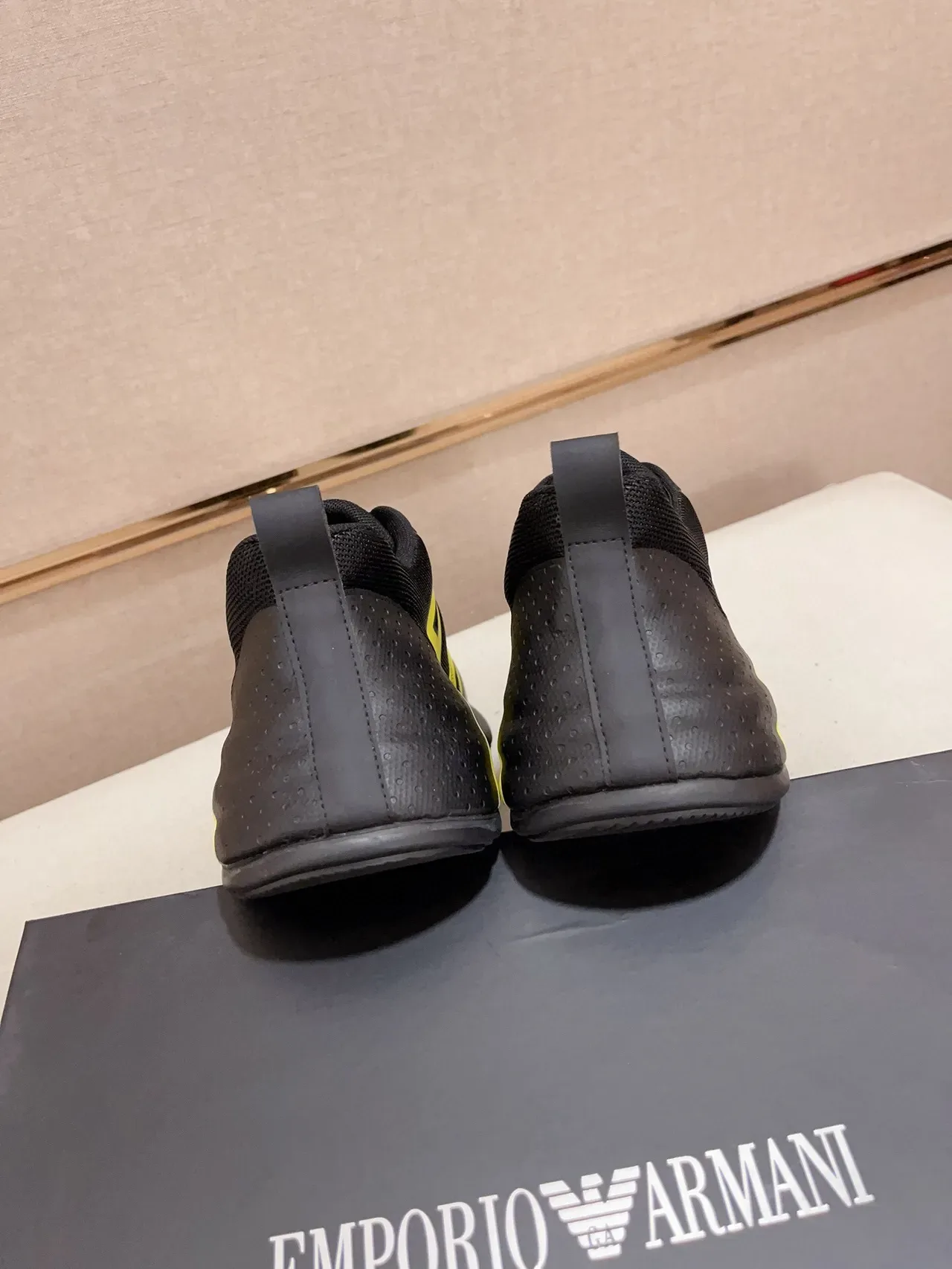 Emporio Armani حذاء رياضي أسود أصفر شبكة وصناعي أعلى جرافيك لوجو جريء 8