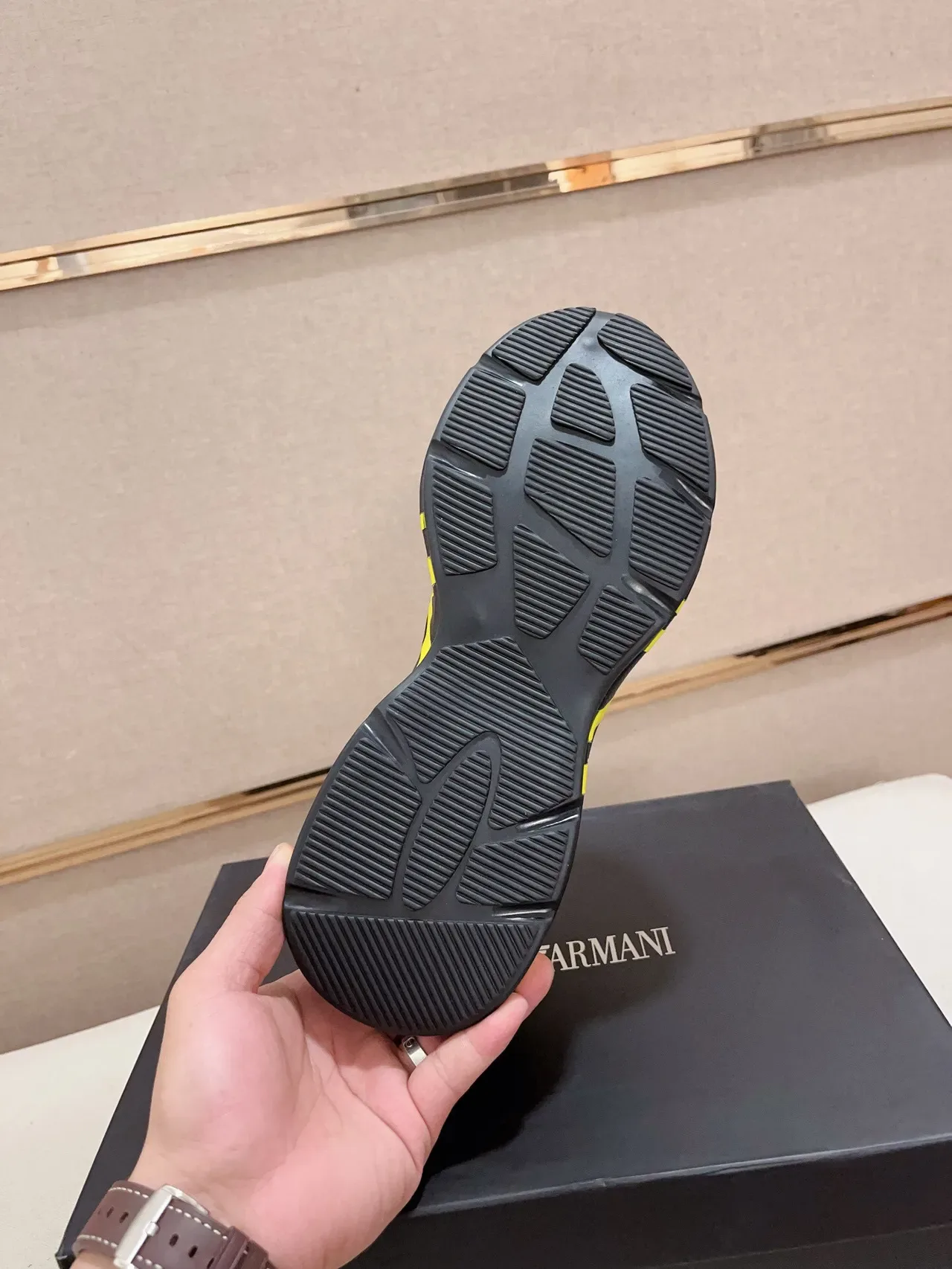 Emporio Armani حذاء رياضي أسود أصفر شبكة وصناعي أعلى جرافيك لوجو جريء 9