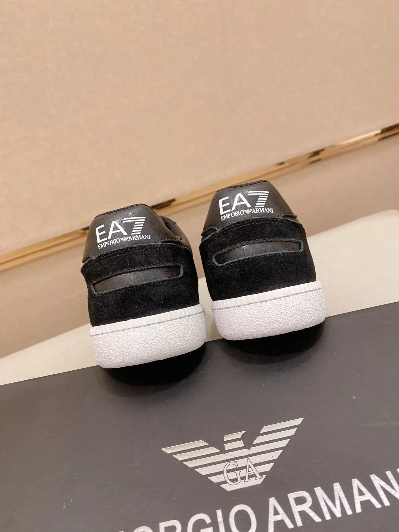 Emporio Armani EA7 Baskets Lifestyle Noir à Panneaux en Daim et Cuir 4