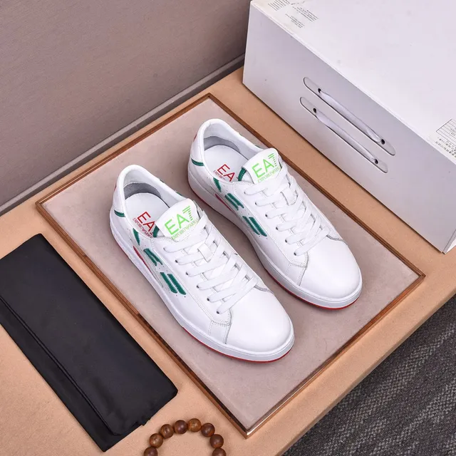 Emporio Armani EA7 tênis low top de couro brancos verdes vermelhos 2