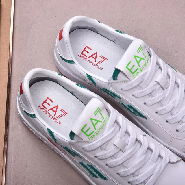 Emporio Armani EA7 tênis low top de couro brancos verdes vermelhos 5