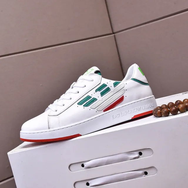 Emporio Armani EA7 tênis low top de couro brancos verdes vermelhos 6