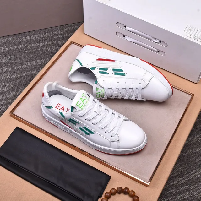 Emporio Armani EA7 tênis low top de couro brancos verdes vermelhos 7