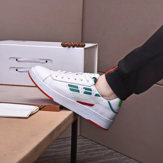 Emporio Armani EA7 tênis low top de couro brancos verdes vermelhos 8
