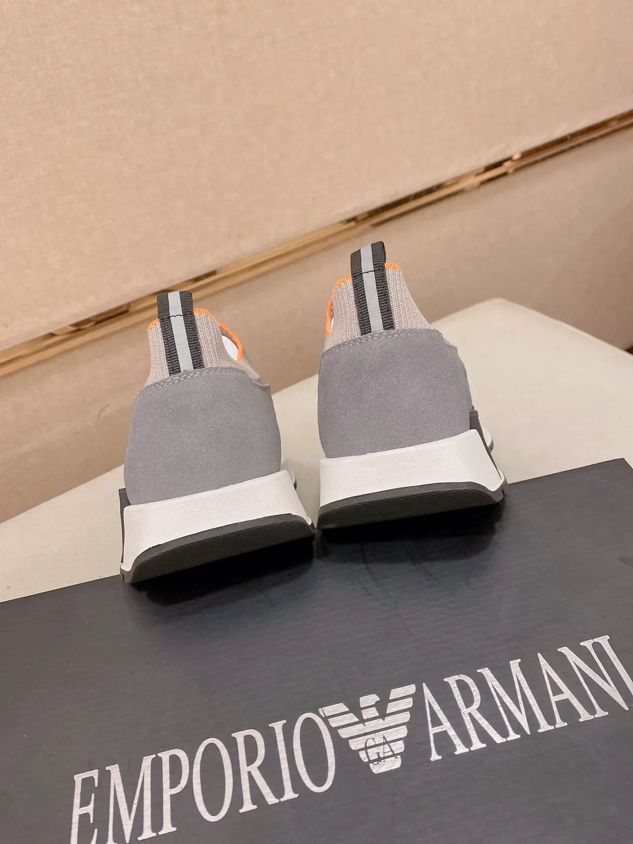 Emporio Armani গ্রে বেইজ নিট উপর স্লিপ-অন নির্মাণ লাইফস্টাইল স্নিকার 2