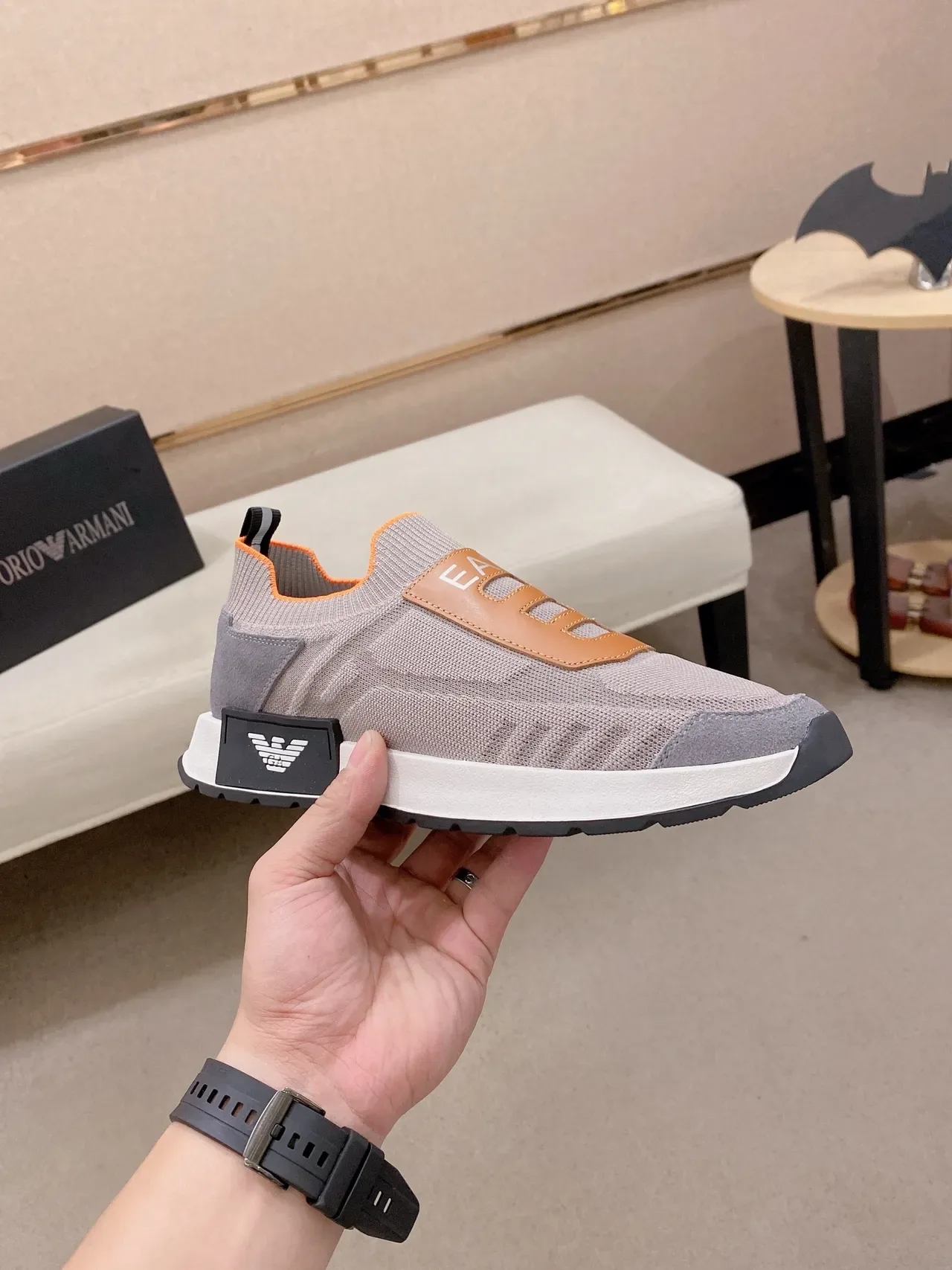 Emporio Armani গ্রে বেইজ নিট উপর স্লিপ-অন নির্মাণ লাইফস্টাইল স্নিকার 4