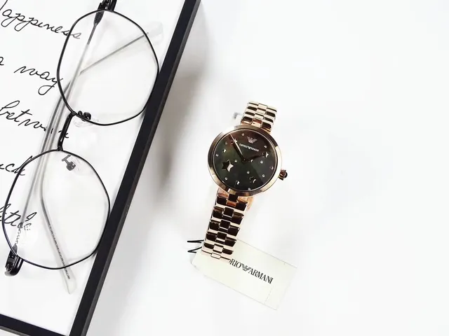 Emporio Armani Star Motif गुलाबी सोने का टोन क्वार्ट्ज घड़ी 7