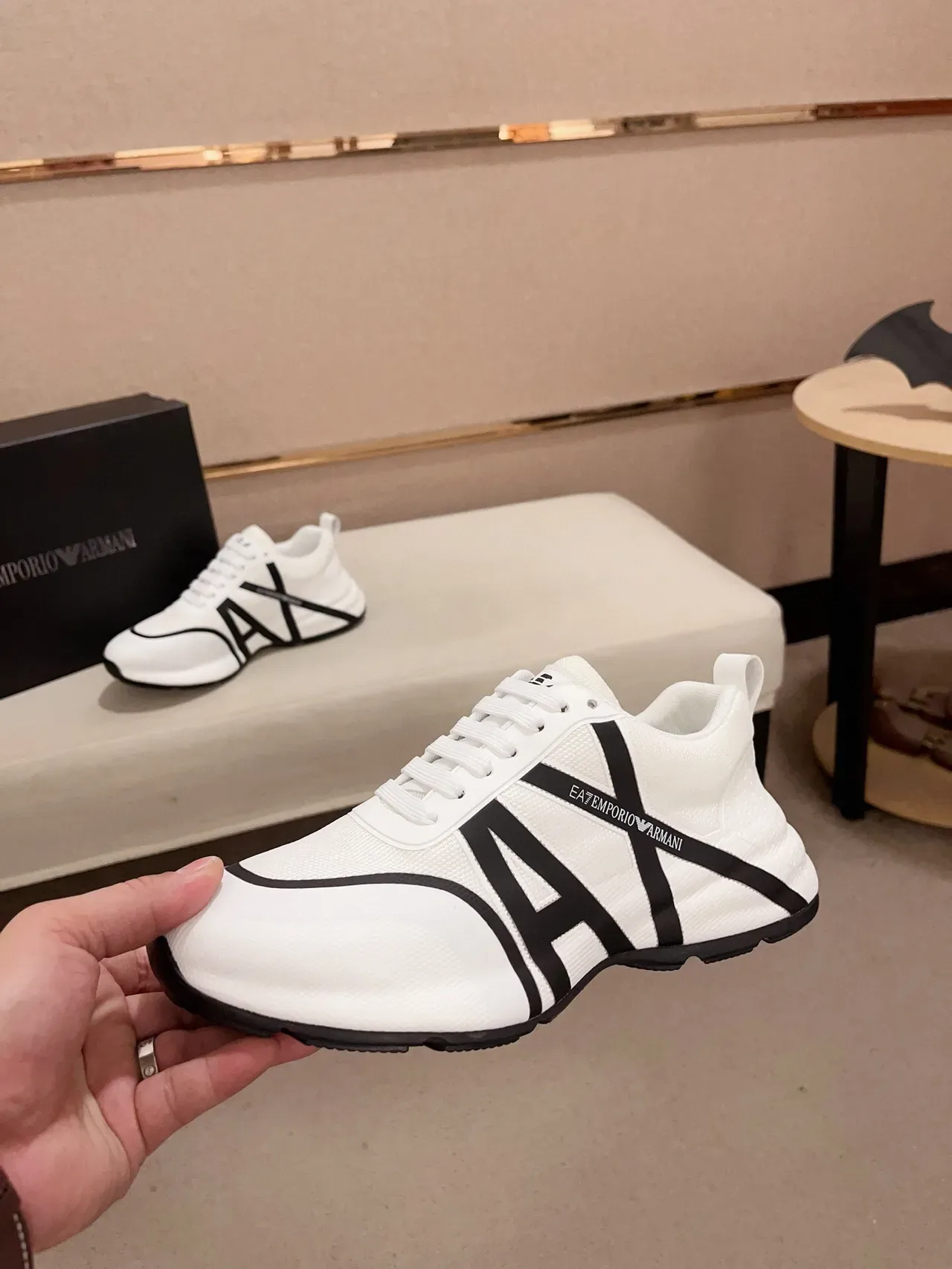 Emporio Armani Blanco Negro Malla Superior Listras Monograma Bold Zapatillas Lifestyle 3