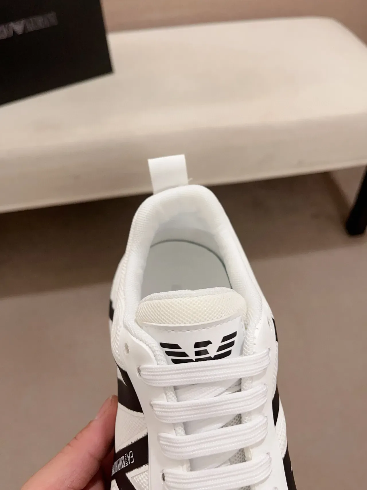 Emporio Armani Blanco Negro Malla Superior Listras Monograma Bold Zapatillas Lifestyle 6
