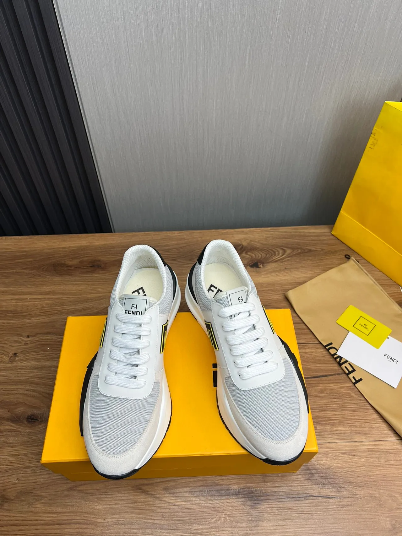 Fendi Fendigraphy zapatillas lifestyle blancas y negras oversized con logo FF, upper en malla y ante 2