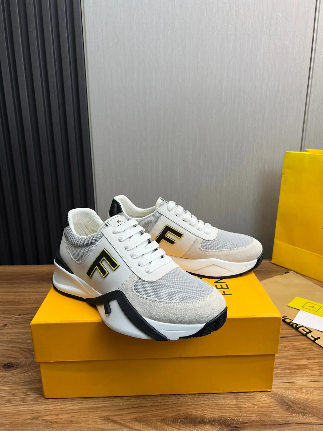 Fendi Fendigraphy zapatillas lifestyle blancas y negras oversized con logo FF, upper en malla y ante 3