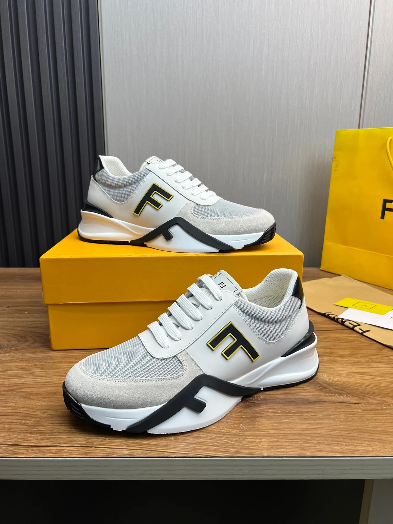 Fendi Fendigraphy zapatillas lifestyle blancas y negras oversized con logo FF, upper en malla y ante 4