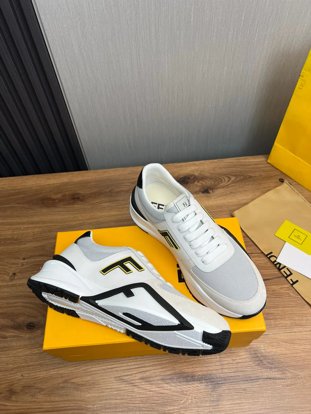 Fendi Fendigraphy zapatillas lifestyle blancas y negras oversized con logo FF, upper en malla y ante 5