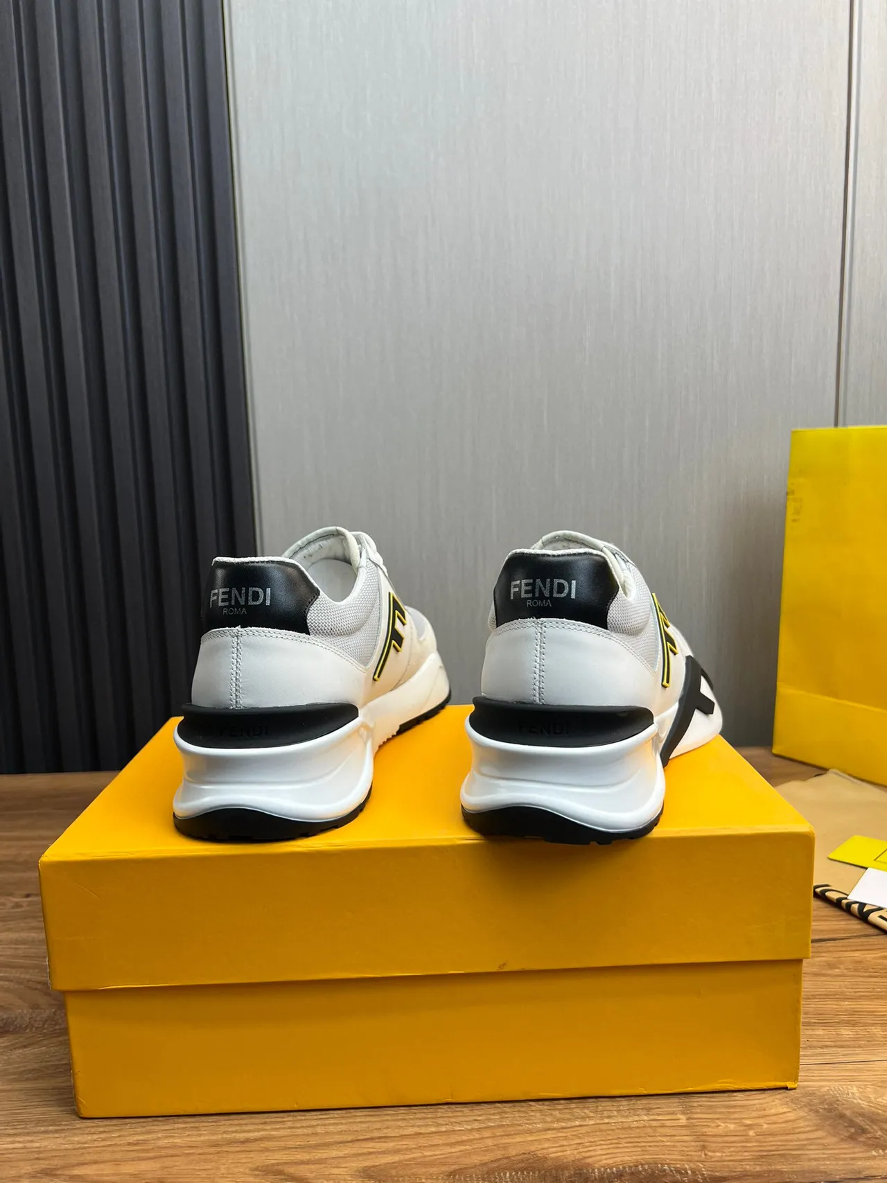 Fendi Fendigraphy zapatillas lifestyle blancas y negras oversized con logo FF, upper en malla y ante 6