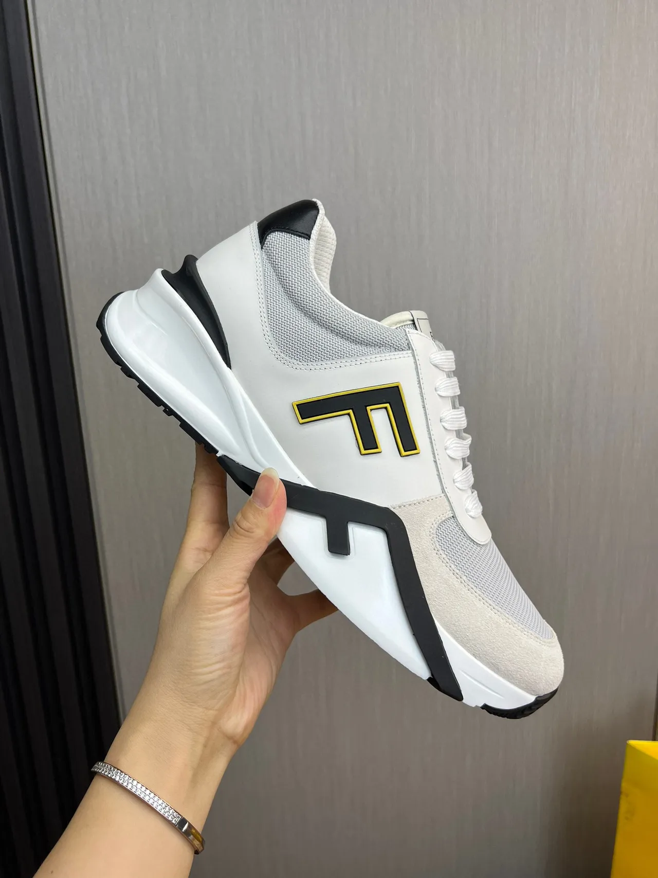 Fendi Fendigraphy zapatillas lifestyle blancas y negras oversized con logo FF, upper en malla y ante 7