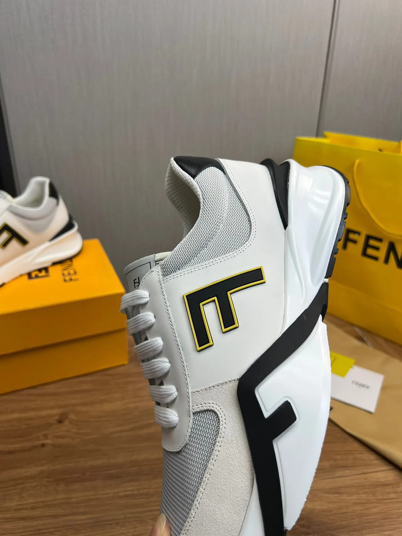 Fendi Fendigraphy zapatillas lifestyle blancas y negras oversized con logo FF, upper en malla y ante 8