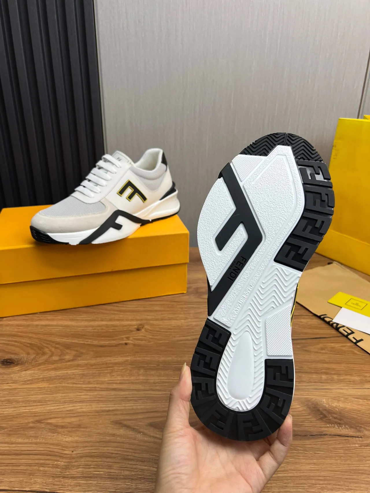 Fendi Fendigraphy zapatillas lifestyle blancas y negras oversized con logo FF, upper en malla y ante 9