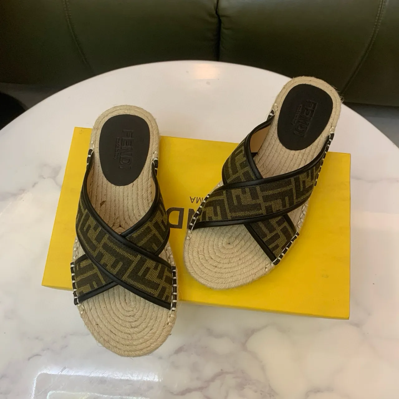 Fendi FF Espadrille Slides Bege Preto Tiras Cruzadas Monograma Tela Chinelos 3
