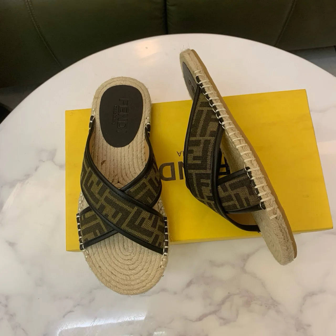 Fendi FF Espadrille Slides Bege Preto Tiras Cruzadas Monograma Tela Chinelos 4