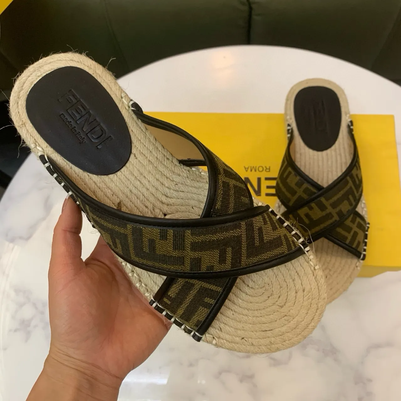 Fendi FF Espadrille Slides Bege Preto Tiras Cruzadas Monograma Tela Chinelos 5
