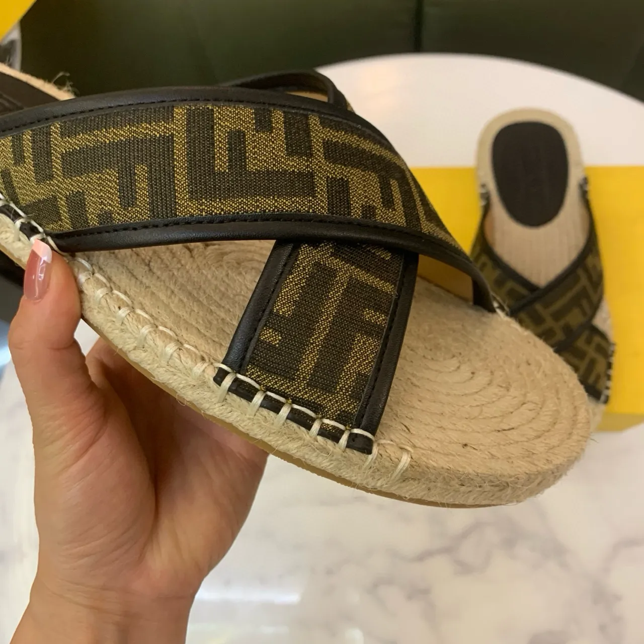 Fendi FF Espadrille Slides Bege Preto Tiras Cruzadas Monograma Tela Chinelos 6