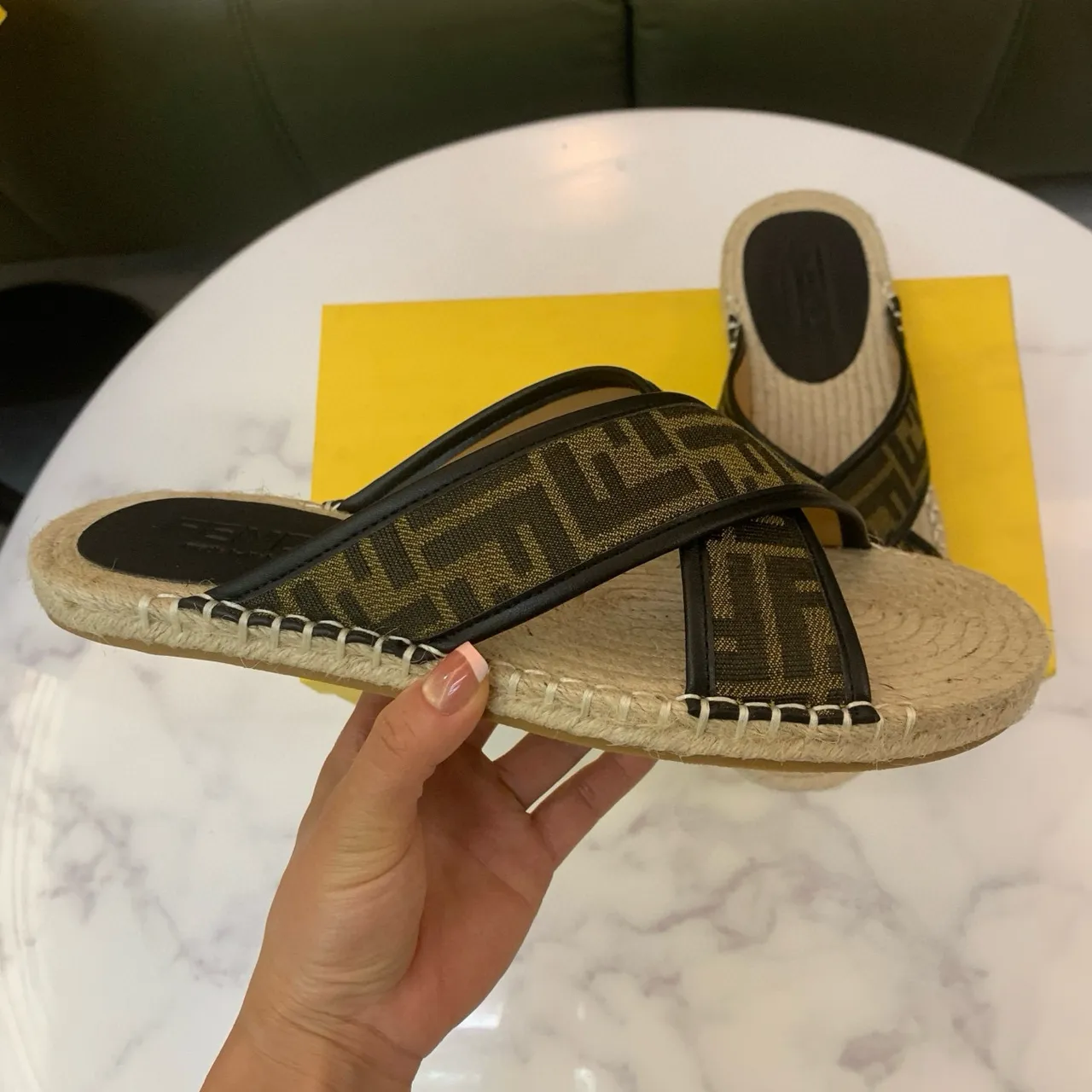 Fendi FF Espadrille Slides Bege Preto Tiras Cruzadas Monograma Tela Chinelos 7