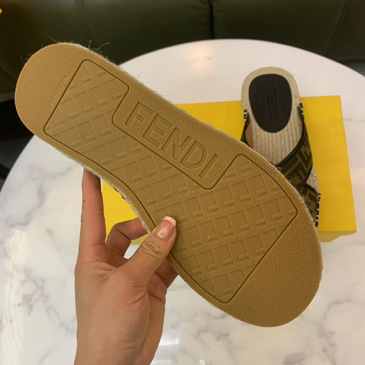 Fendi FF Espadrille Slides Bege Preto Tiras Cruzadas Monograma Tela Chinelos 8