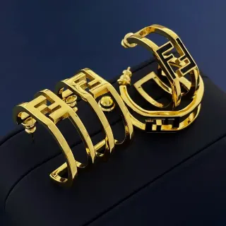 أقراط Fendi FF Logo ذهبي اللون متعدد الشرائط
