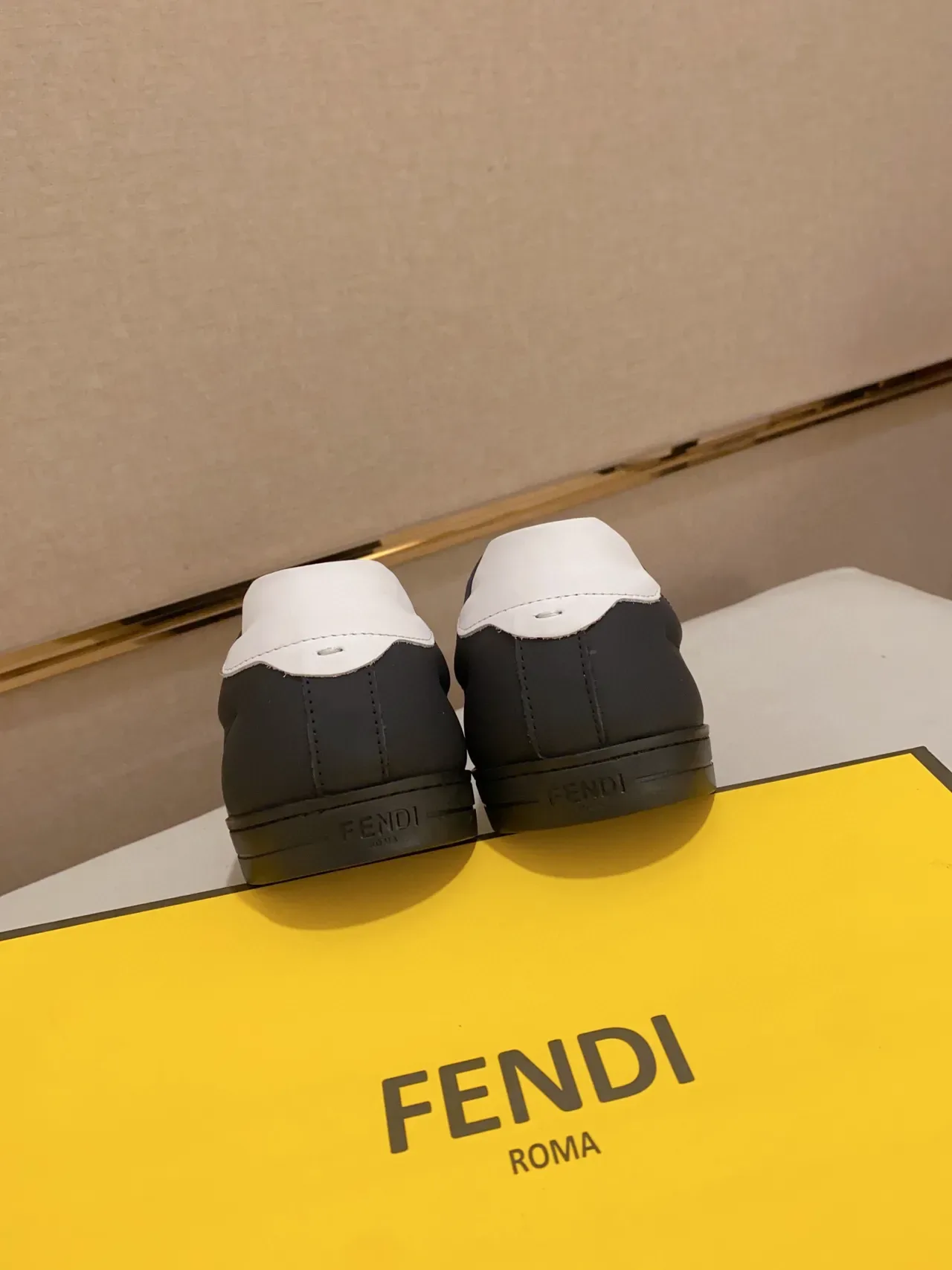 Fendi FF Logo কালো সাদা লো টপ সাইড প্যানেল লাইফস্টাইল স্নিকার 3