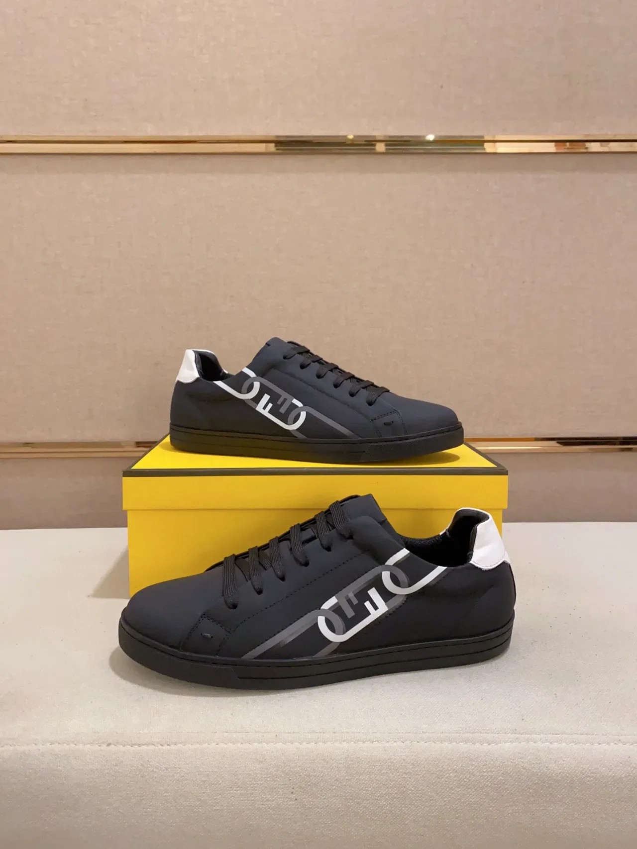 Fendi FF Logo কালো সাদা লো টপ সাইড প্যানেল লাইফস্টাইল স্নিকার 4