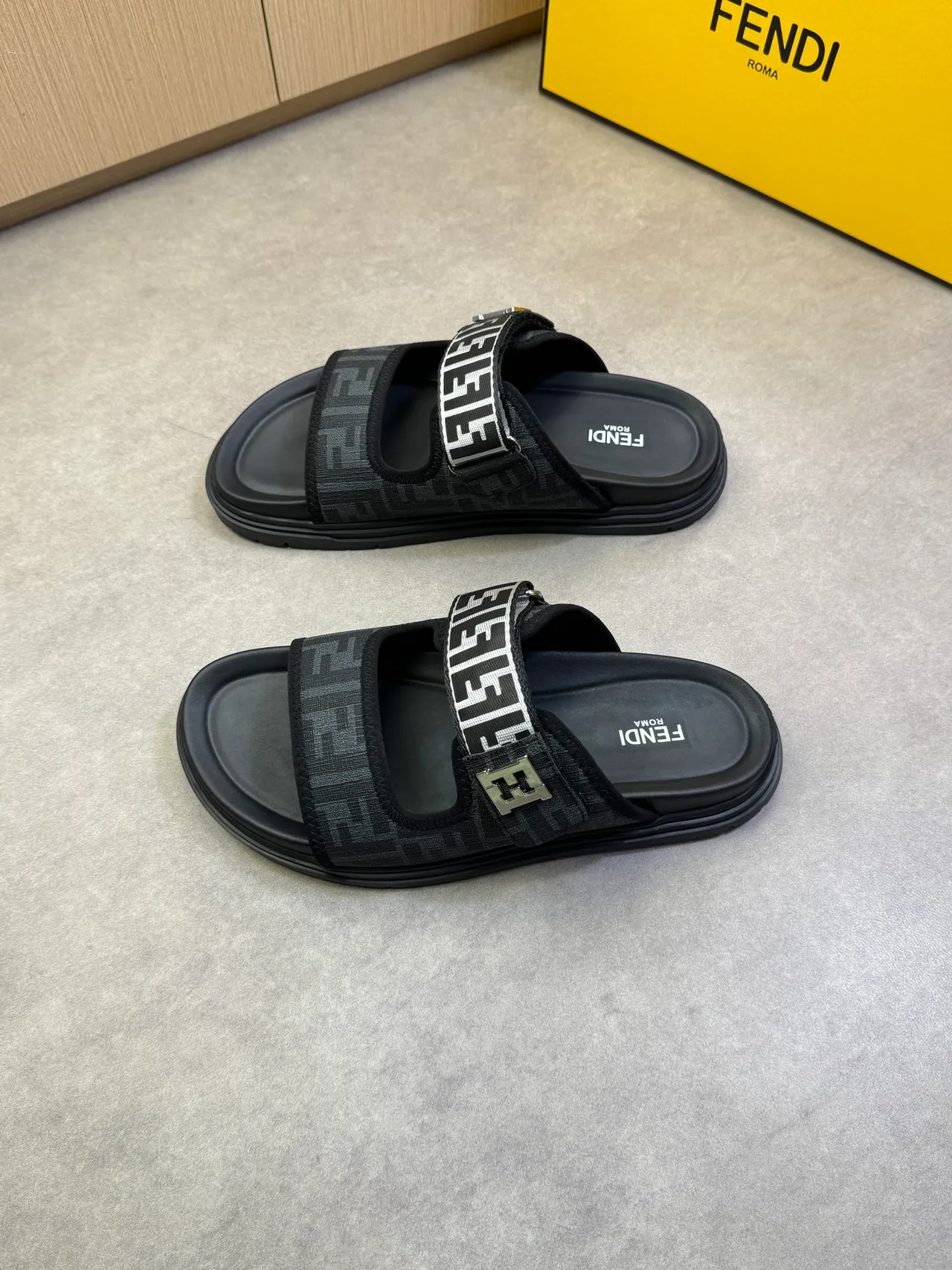 Fendi FF स्लाइड मोनोग्राम कैनवास प्लेटफॉर्म स्लिपर्स 3