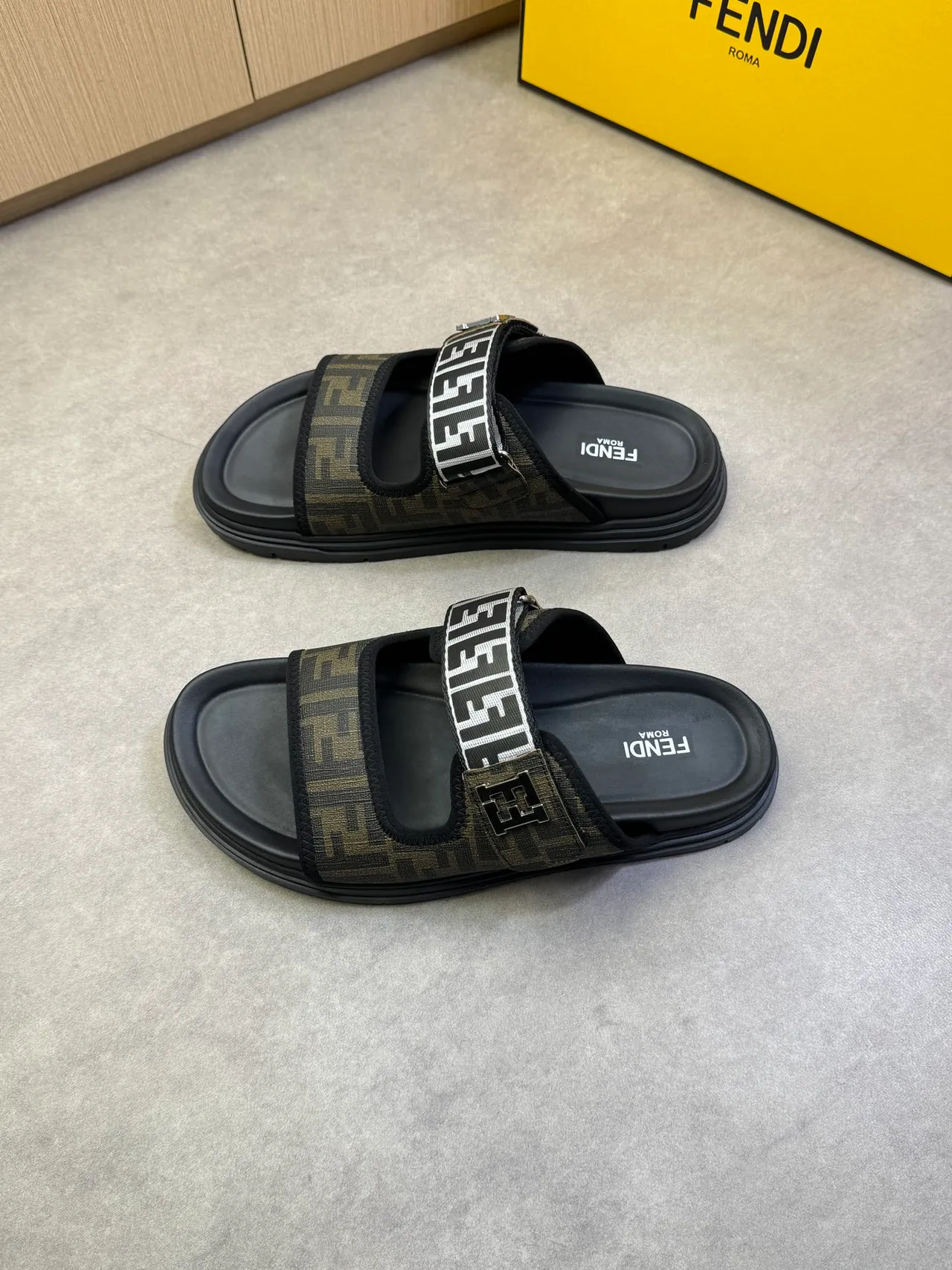 Fendi FF स्लाइड मोनोग्राम कैनवास प्लेटफॉर्म स्लिपर्स 4