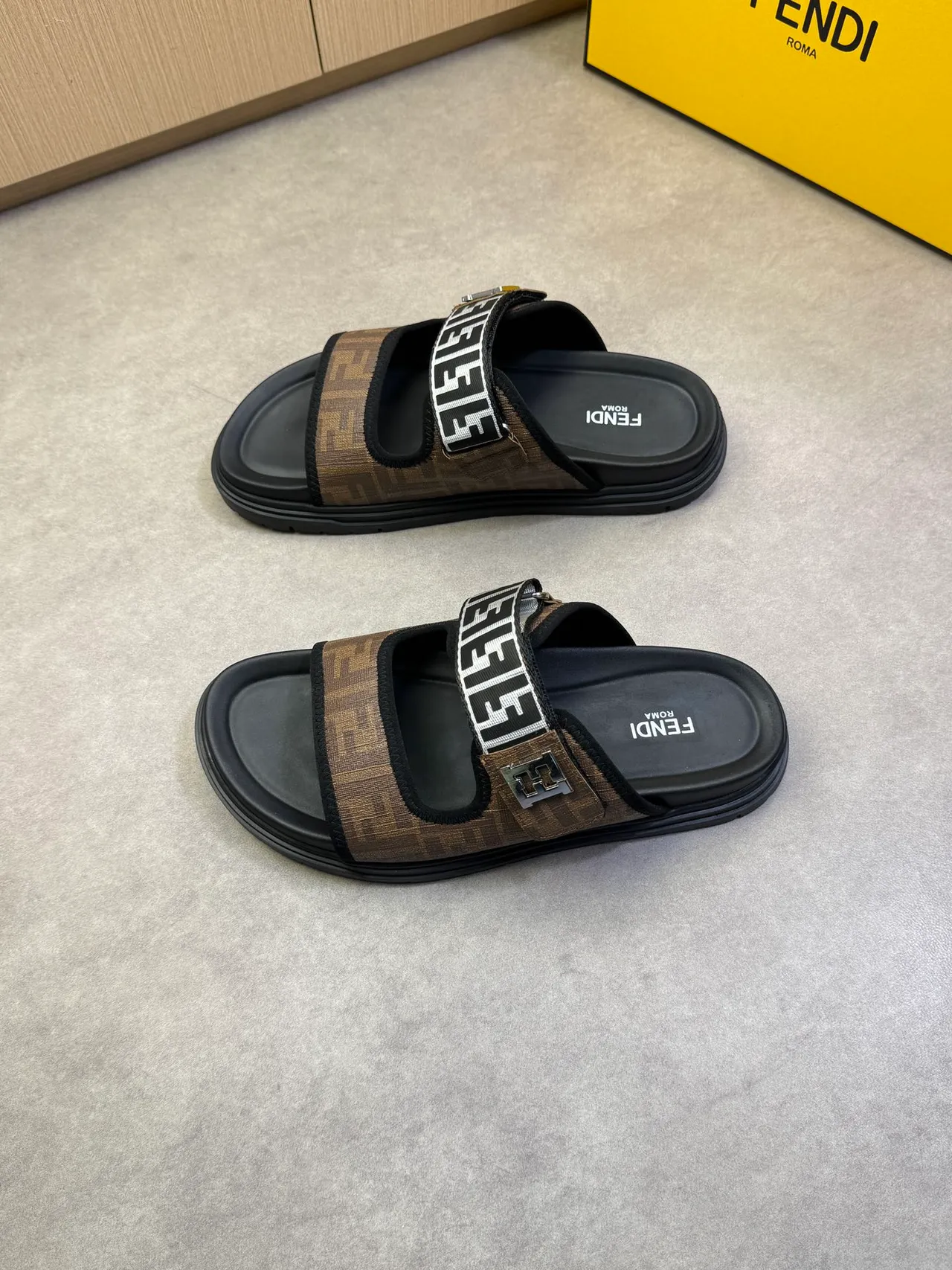 Fendi FF स्लाइड मोनोग्राम कैनवास प्लेटफॉर्म स्लिपर्स 5