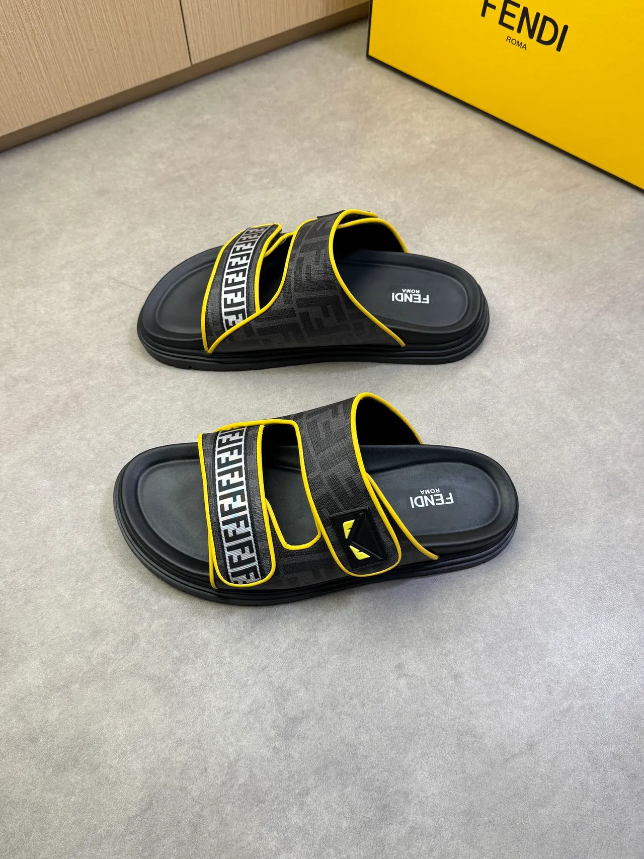 Fendi FF स्लाइड मोनोग्राम कैनवास प्लेटफॉर्म स्लिपर्स 6