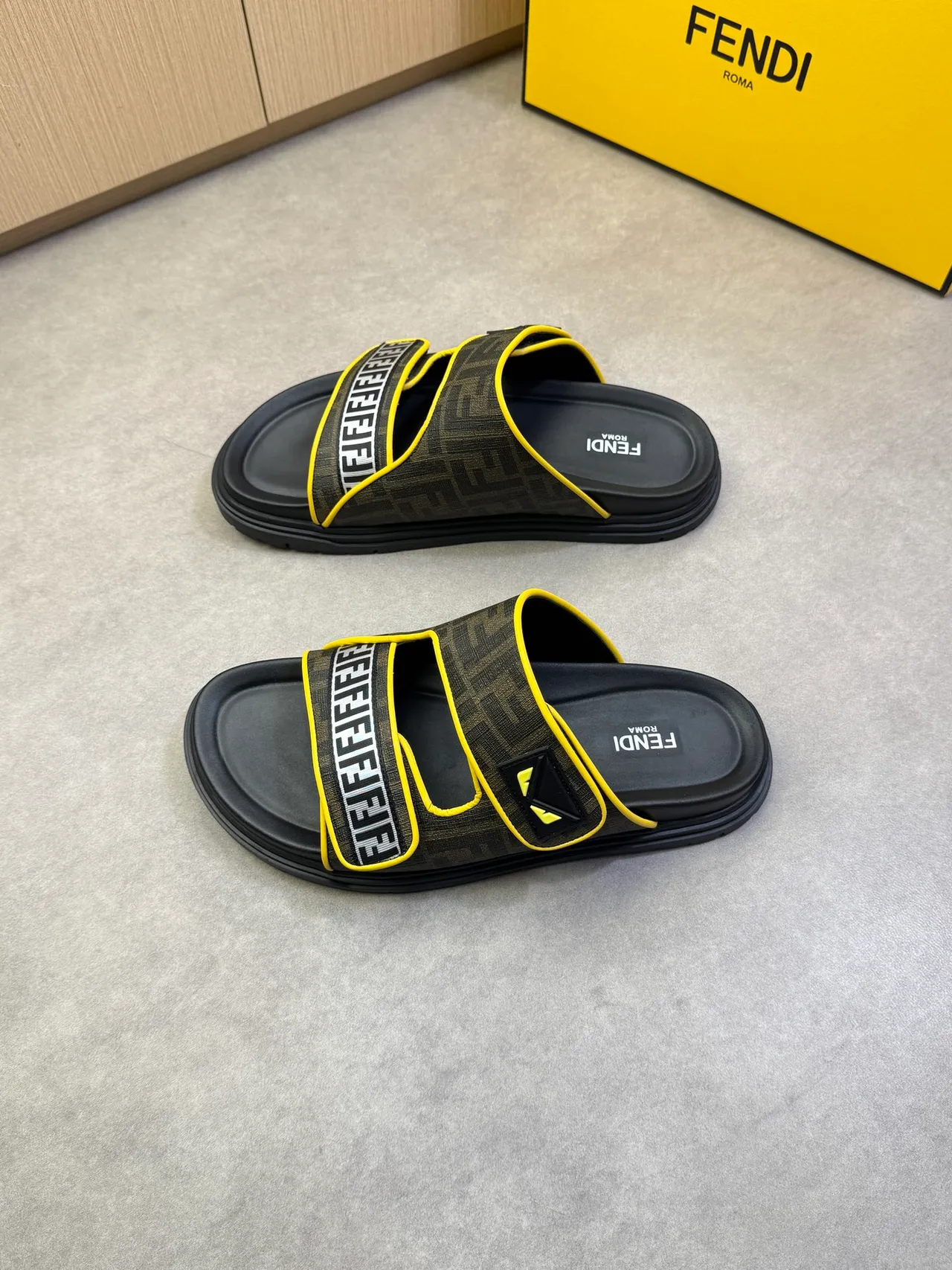 Fendi FF स्लाइड मोनोग्राम कैनवास प्लेटफॉर्म स्लिपर्स 7