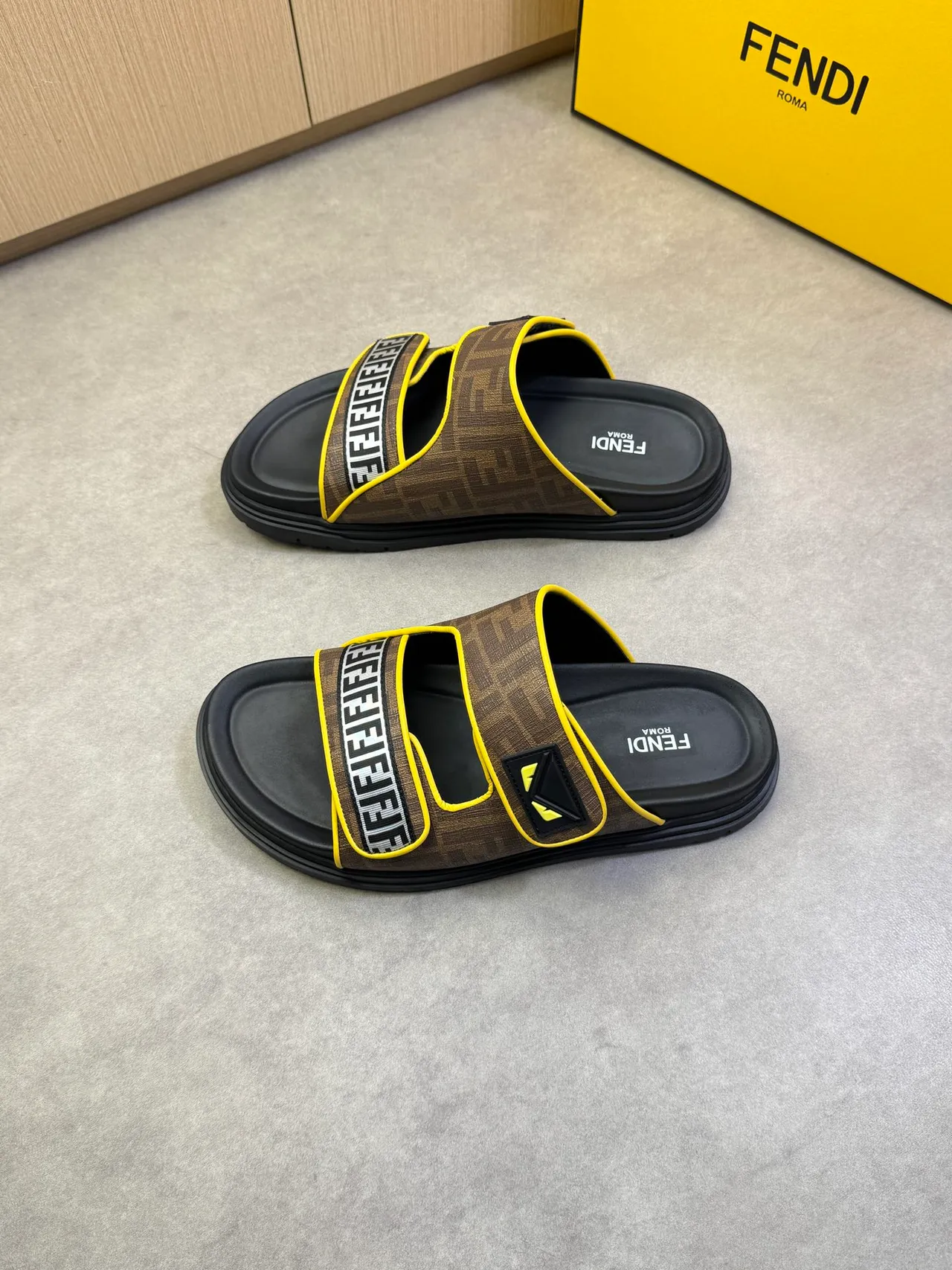 Fendi FF स्लाइड मोनोग्राम कैनवास प्लेटफॉर्म स्लिपर्स 8