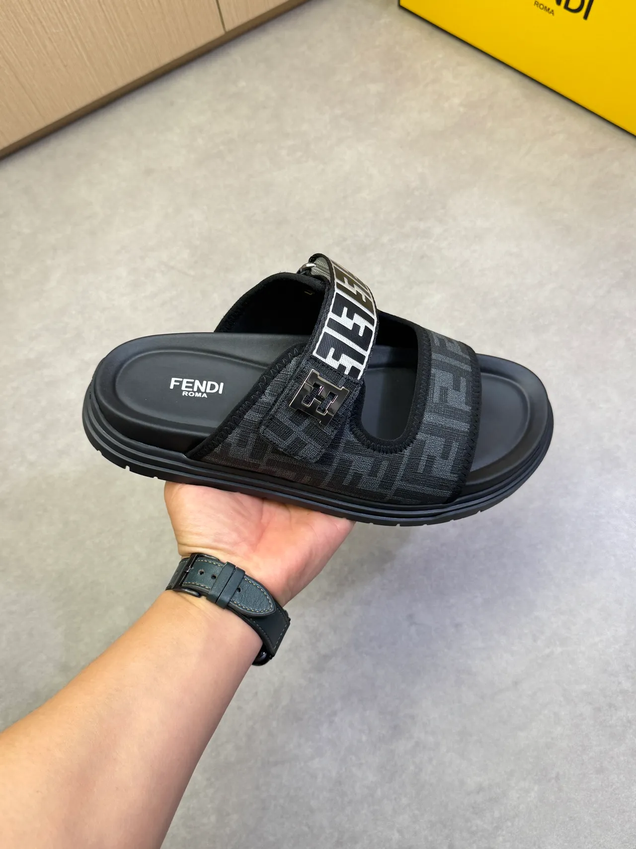 Fendi FF स्लाइड मोनोग्राम कैनवास प्लेटफॉर्म स्लिपर्स 9