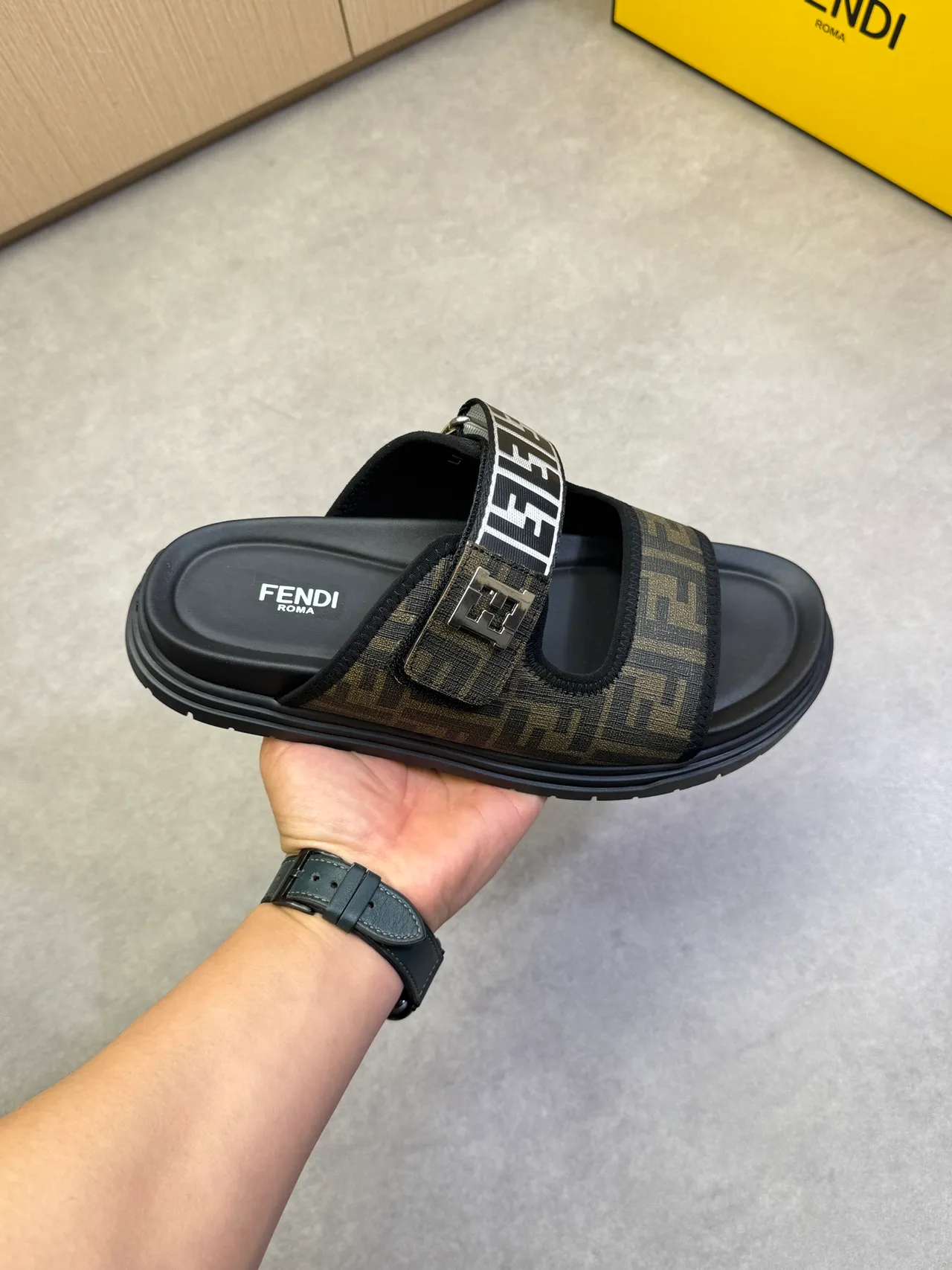 Fendi FF स्लाइड मोनोग्राम कैनवास प्लेटफॉर्म स्लिपर्स 10