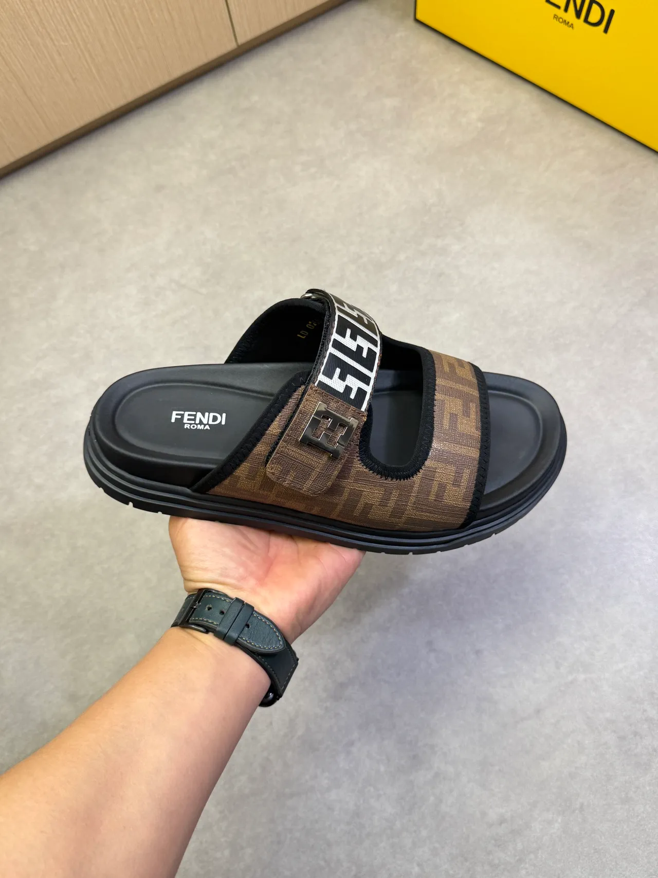Fendi FF स्लाइड मोनोग्राम कैनवास प्लेटफॉर्म स्लिपर्स 11