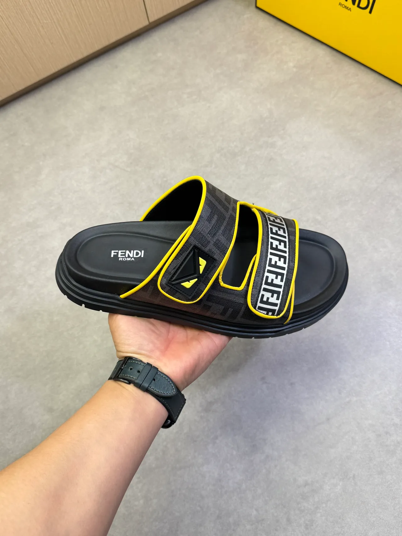 Fendi FF स्लाइड मोनोग्राम कैनवास प्लेटफॉर्म स्लिपर्स 12