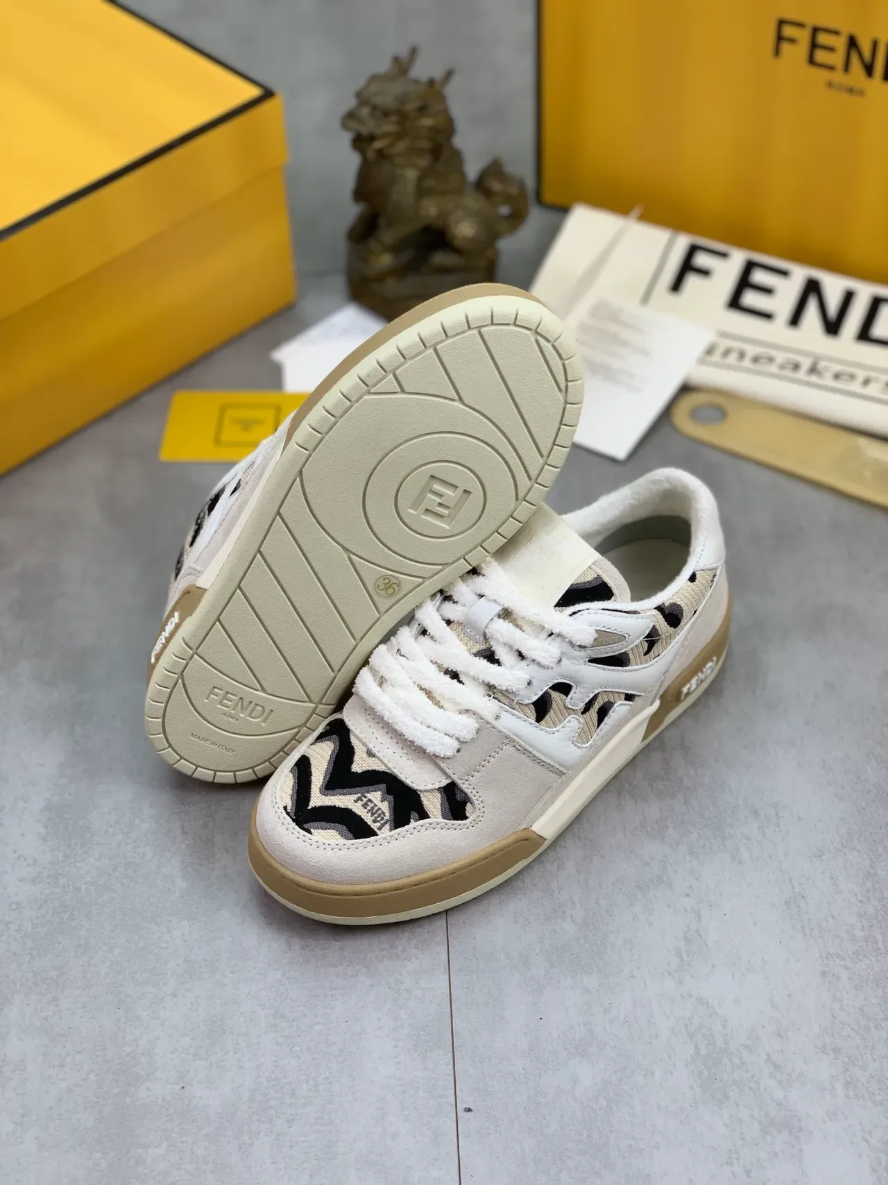 Fendi First Beige et Noir Baskets Low-Top Suede et Jacquard 2