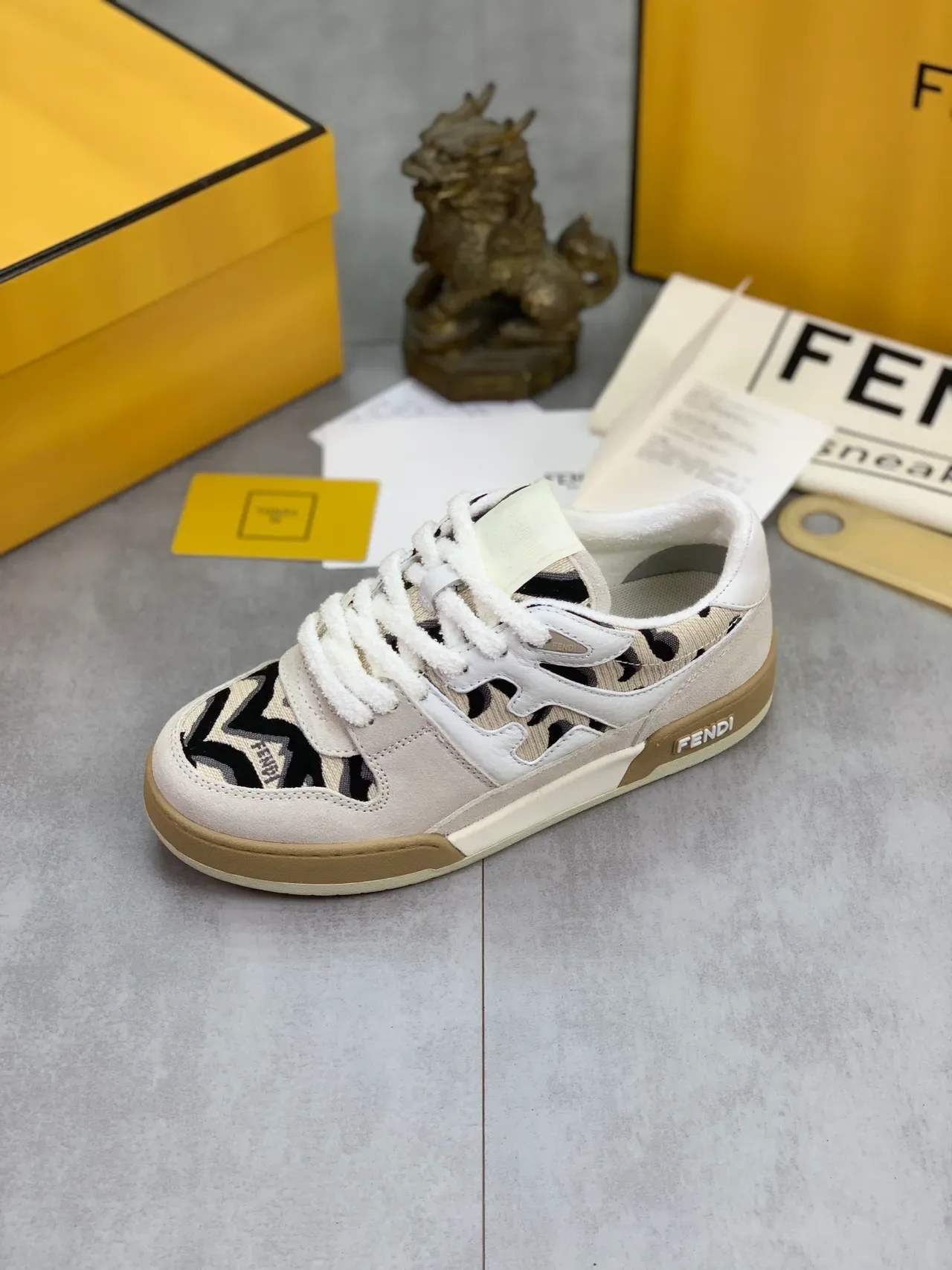 Fendi First Beige et Noir Baskets Low-Top Suede et Jacquard 4