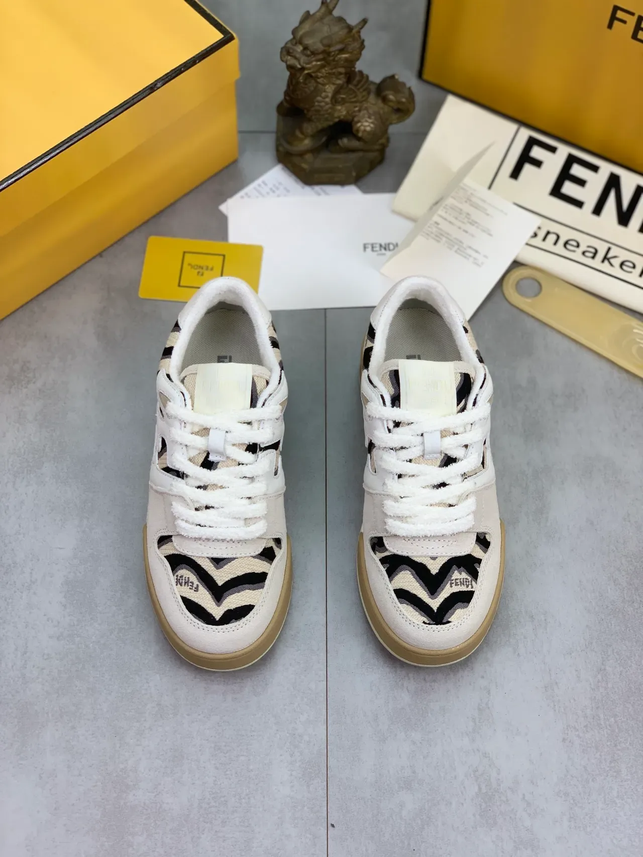 Fendi First Beige et Noir Baskets Low-Top Suede et Jacquard 5