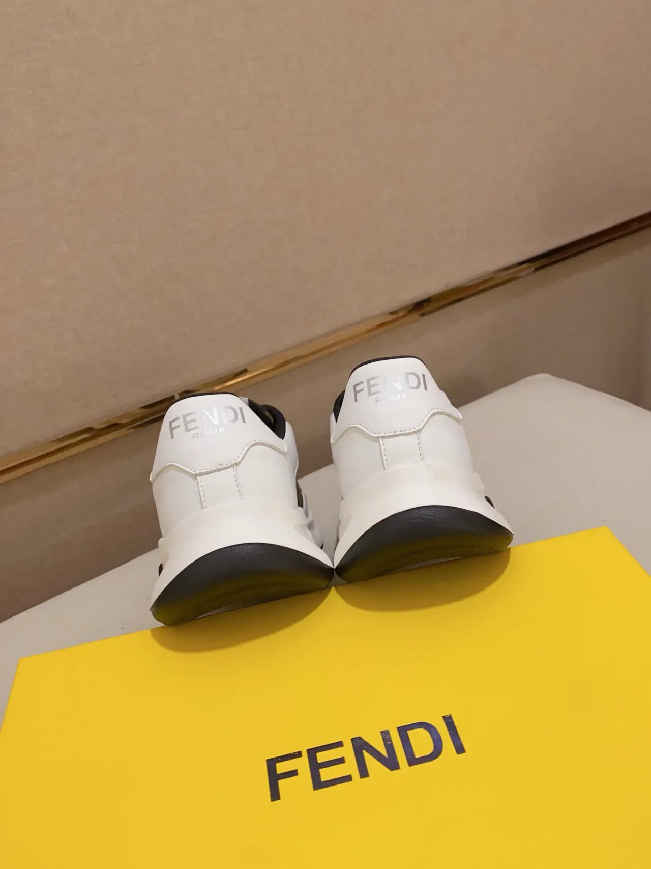 Fendi Mania Zapatillas Chunky Blancas y Marrones con upper monogramado y suela Air-Cushion 8