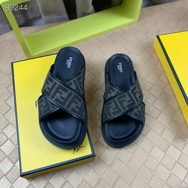 Fendi Slide Preto e Bege Tira Cruzada Tecido Monograma Chinelos 6