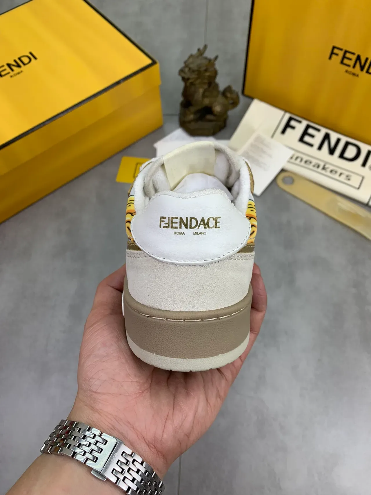 Fendi सफेद सोने का लो-टॉप मिक्स्ड-मटेरियल लाइफस्टाइल स्नीकर 3