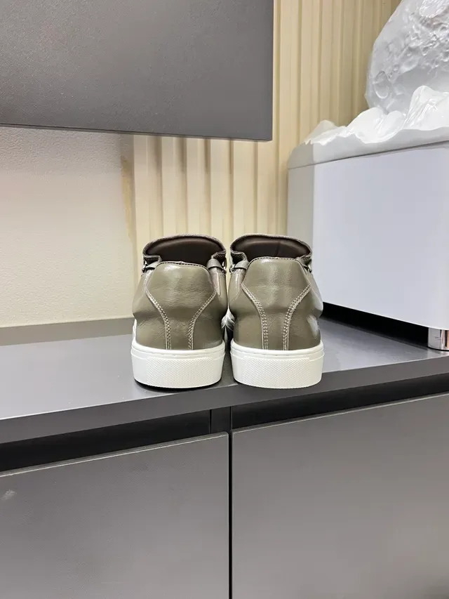 军绿色 白色 哑光仿皮革鞋面 橡胶杯底 运动鞋 2